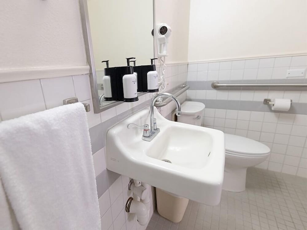 Pacific Marina Inn Airport Hotel - photo 26