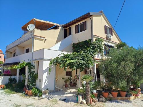 Apartmani Saška 2 — 4-Star Luxury Hotel in Privlaka, Croatia