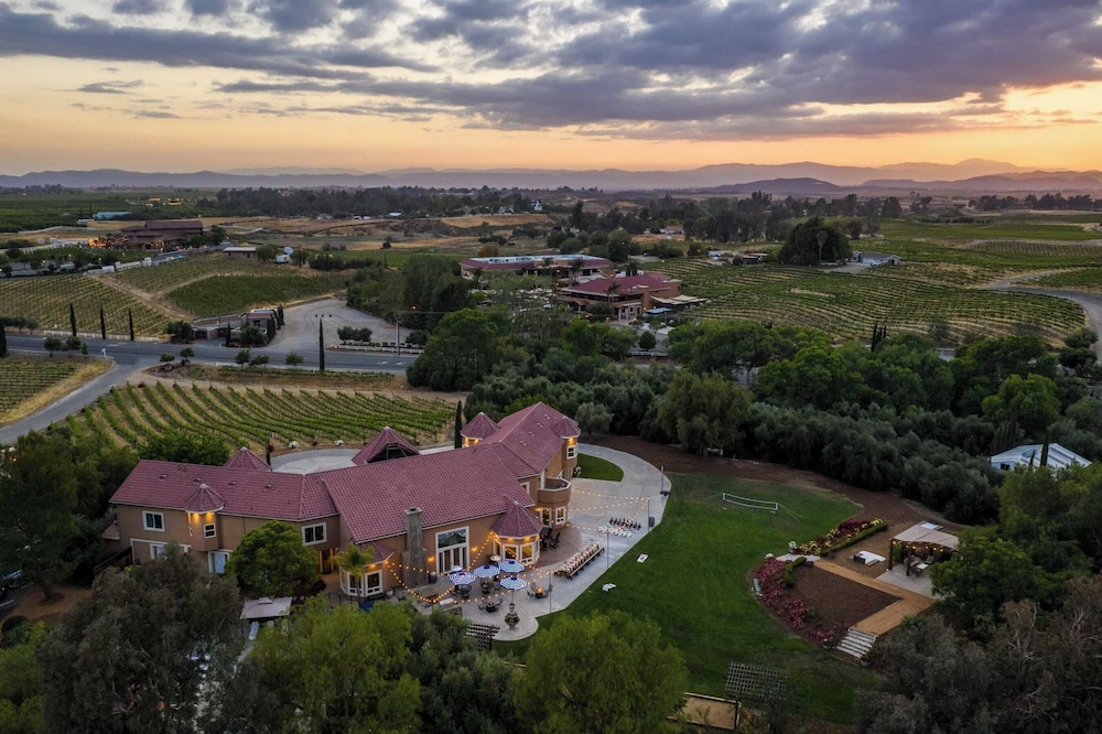 Sleeps 20 Vineyard Estate w Resort Pool Spa Game Room Wilson Creek Manor by AvantStay - photo 48