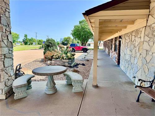 Owensville Motor Inn - photo 16