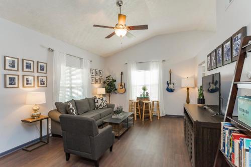 Looby Location Charming 3br home 10 min to downtown — 4-Star Luxury Hotel in Nashville, United States