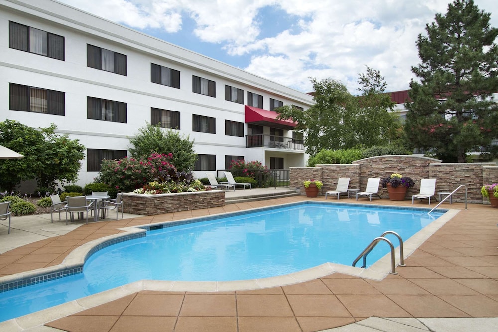 Embassy Suites by Hilton Detroit Metro Airport - photo 27