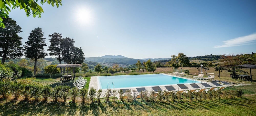Residenza le Colline del Paradiso — 4-Star Luxury Hotel in Vaglia, Italy
