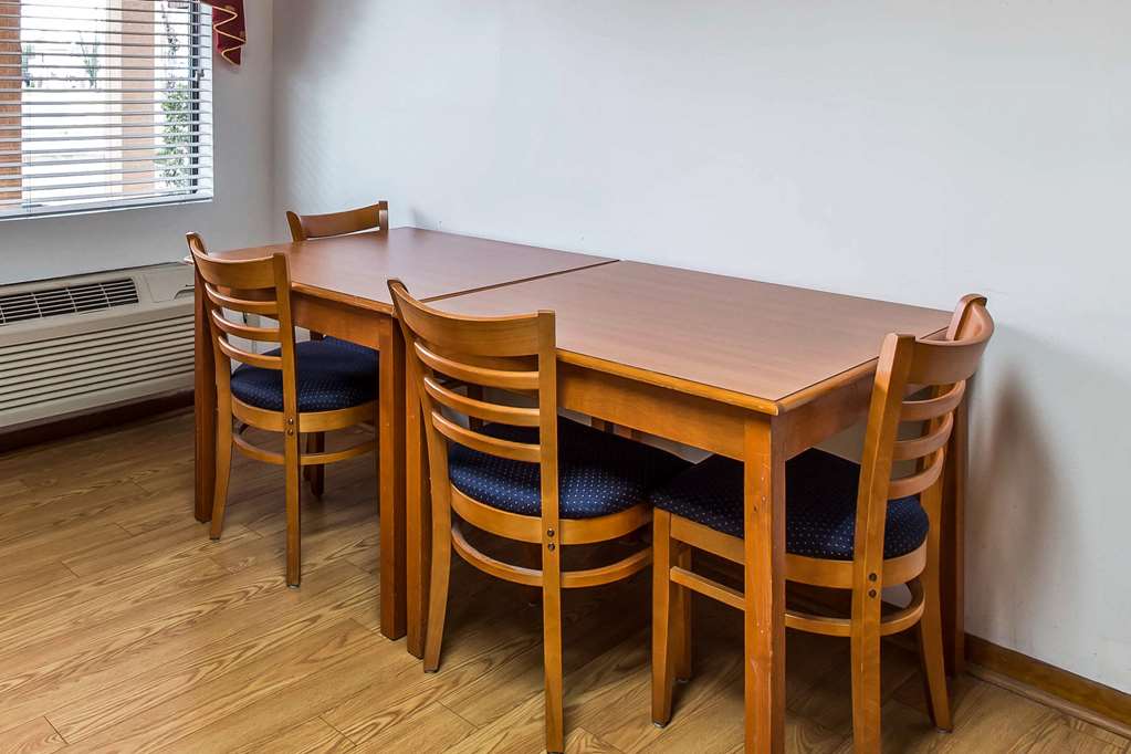 Econo Lodge Inn & Suites Albany North - photo 29