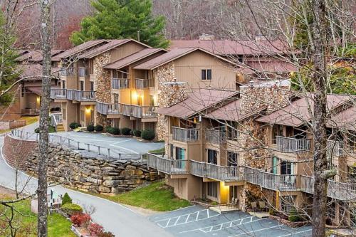 Take in Natures Beauty with lots of resort outdoor activities in 1BD condo in Banner Elk, United States