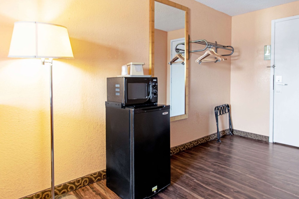 Econo Lodge Utica - photo 14