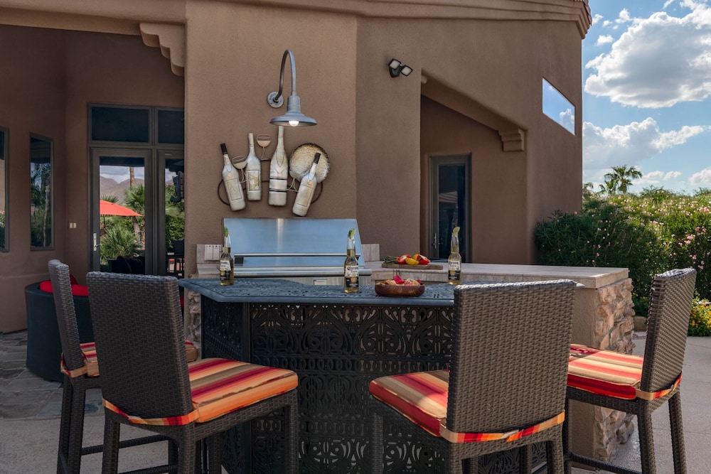 Preston by Avantstay 6BR Desert Oasis w Basketball Court Pool & Hot Tub - photo 32