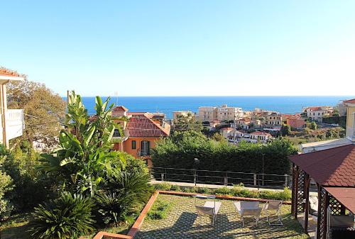 La Pace Il Sole Il Mare Sanremo Casa Indipendente Vista Mare Posto Auto Privato Ampio Spazio Esterno Attrezzato a Pochi Minuti Dalle Spiagge — 4-Star Luxury Hotel in San Remo, Italy