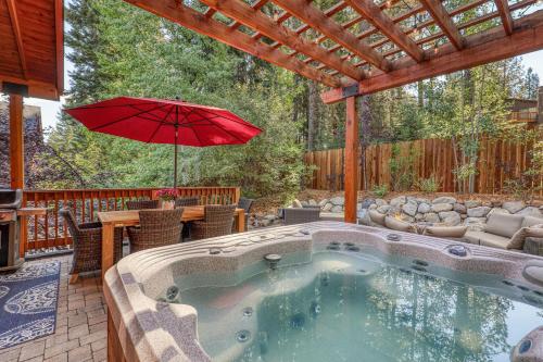 Pinecrest at Winter Creek Cozy Cabin w Hot Tub Walk To Downtown Truckee — 4-Star Luxury Hotel in Truckee, United States