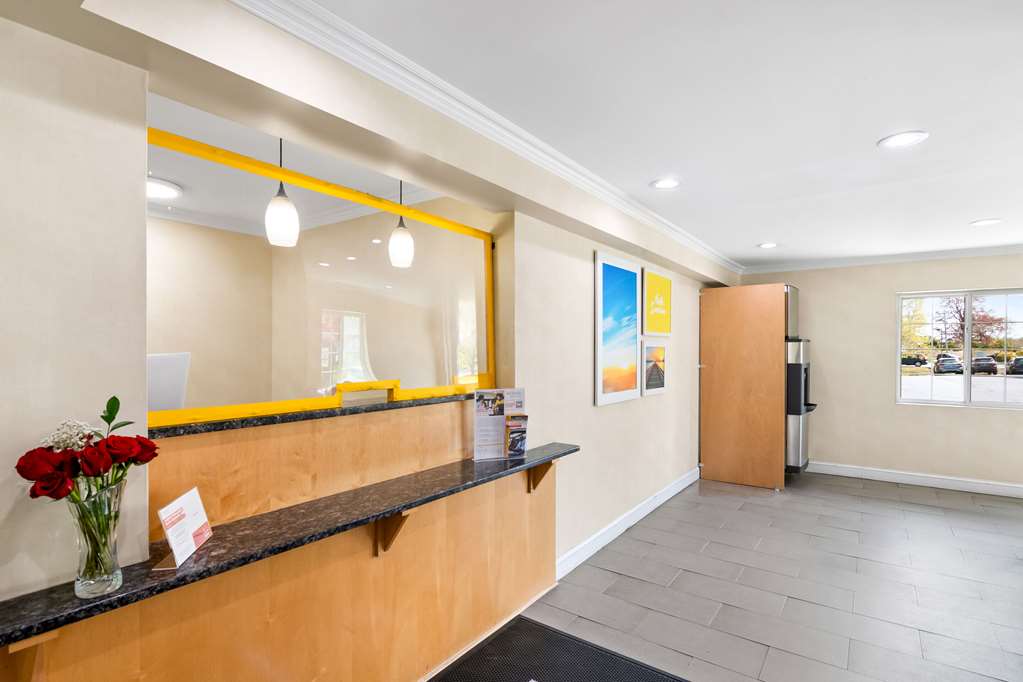 Econo Lodge Bethel Danbury - photo 5