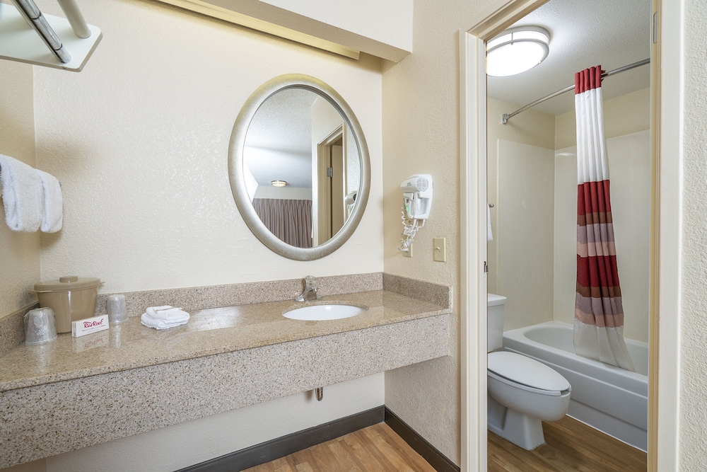 Red Roof Inn Louisville Expo Airport - photo 25