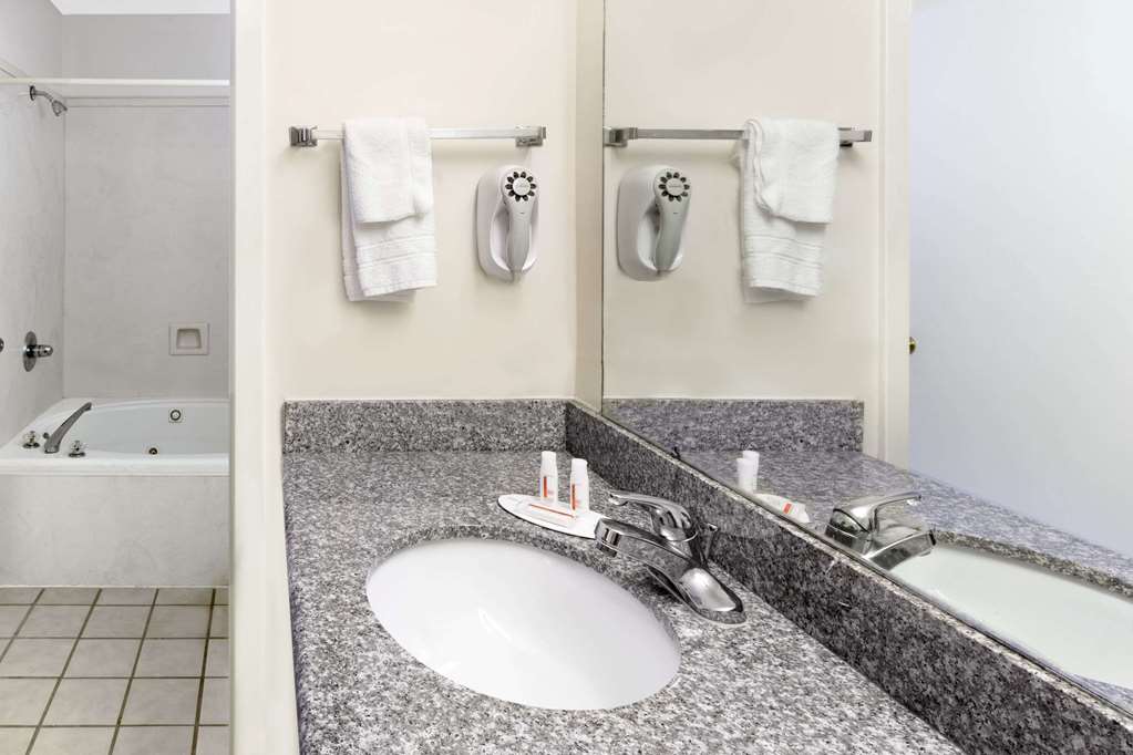 Super 8 by Wyndham Ocean Springs Biloxi - photo 8
