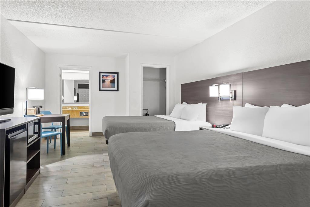 Quality Inn & Suites at Tropicana Field - photo 38