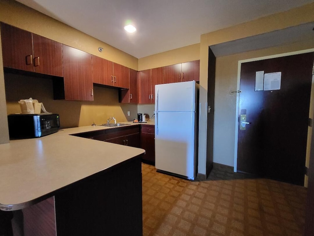 Starkville Inn & Suites - photo 9