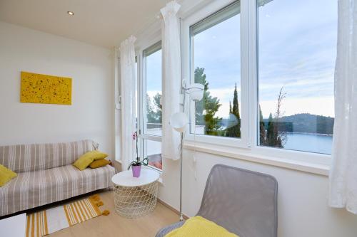 Yellow SeaView Apartment