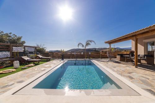 Relaxing Pool House in Lagonisi 1 — 4-Star Luxury Hotel in Kalyvia Thorikou, Greece
