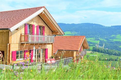 Ferienhaus mit Panoramaausblick und Sauna 3 SZ — hotel in Poellauberg