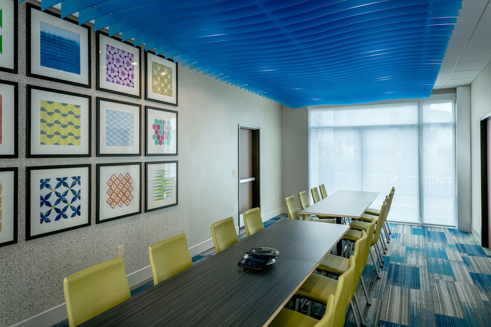 Holiday Inn Express & Suites Medford by IHG - photo 36