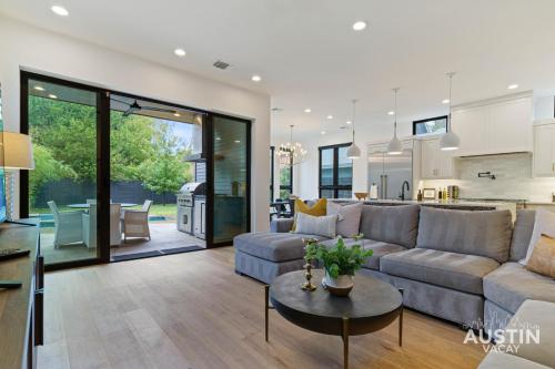 Pool Jacuzzi Covered Patio in Family 4BD 3BA East Austin Home by Austin Vacay — 4-Star Luxury Hotel in Austin, United States