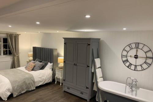 Clock Cottage Self contained Rutland Rural Retreat — 4-Star Luxury Hotel in Manton, United Kingdom