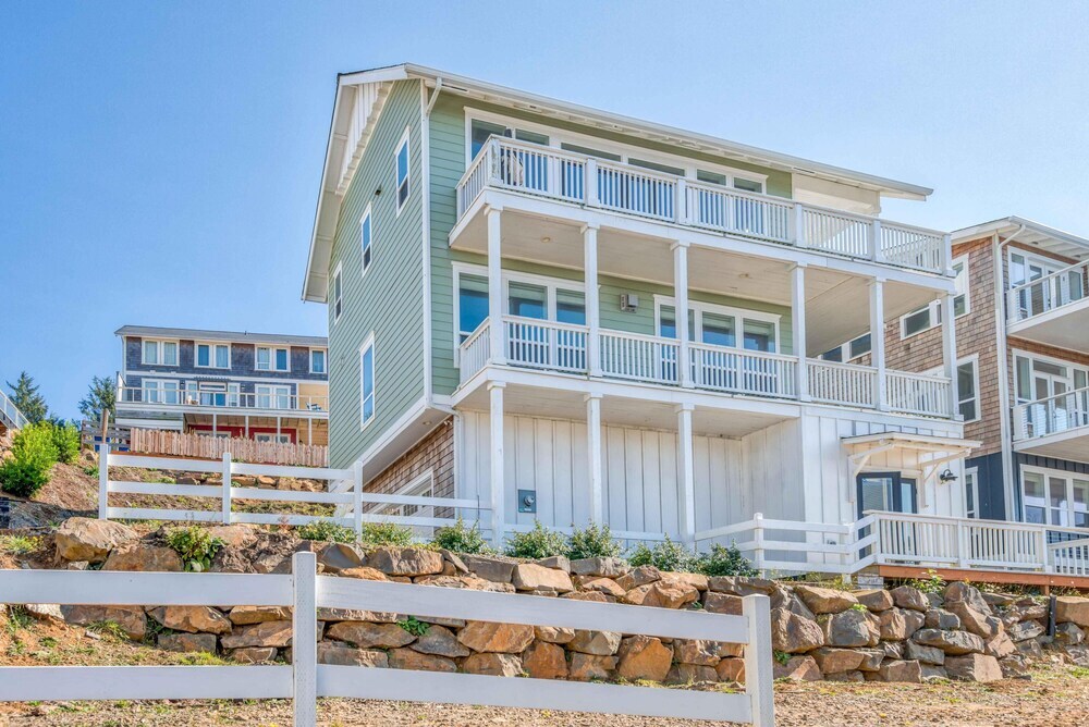 Drift Away Olivia Beach in Lincoln, United States