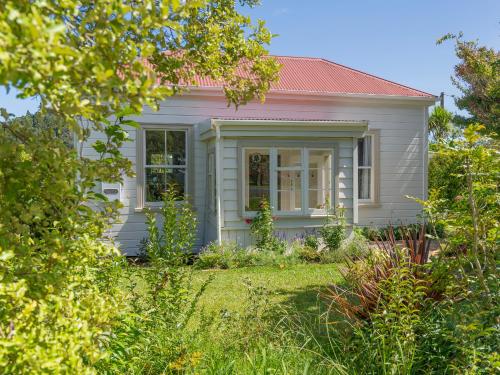 Crabapple Cottage Coromandel Town Holiday Home — 4-Star Luxury Hotel in Whitianga, New Zealand
