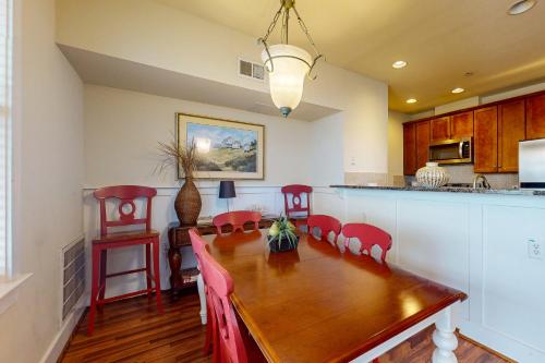 Suits Us — 4-Star Luxury Hotel in Galveston, United States