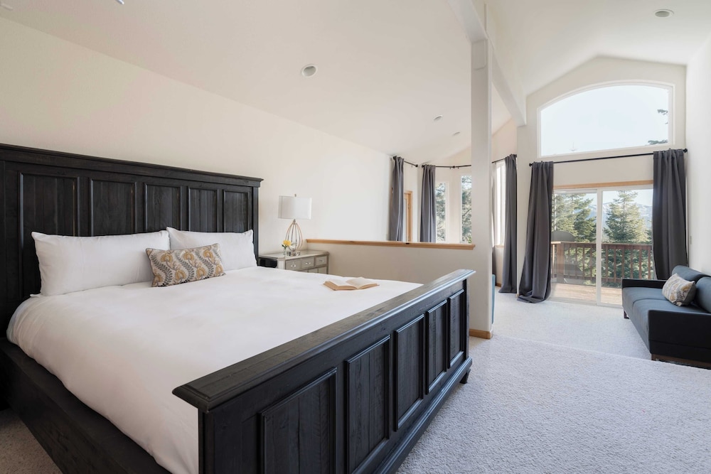 Sparrow by Avantstay Modern Mountain Retreat w Hot Tub Pool Table & Games - photo 16