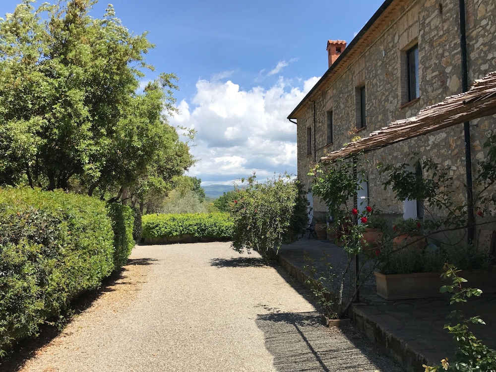 Agriturismo San Ottaviano — 4-Star Luxury Hotel in Monterotondo Marittimo, Italy