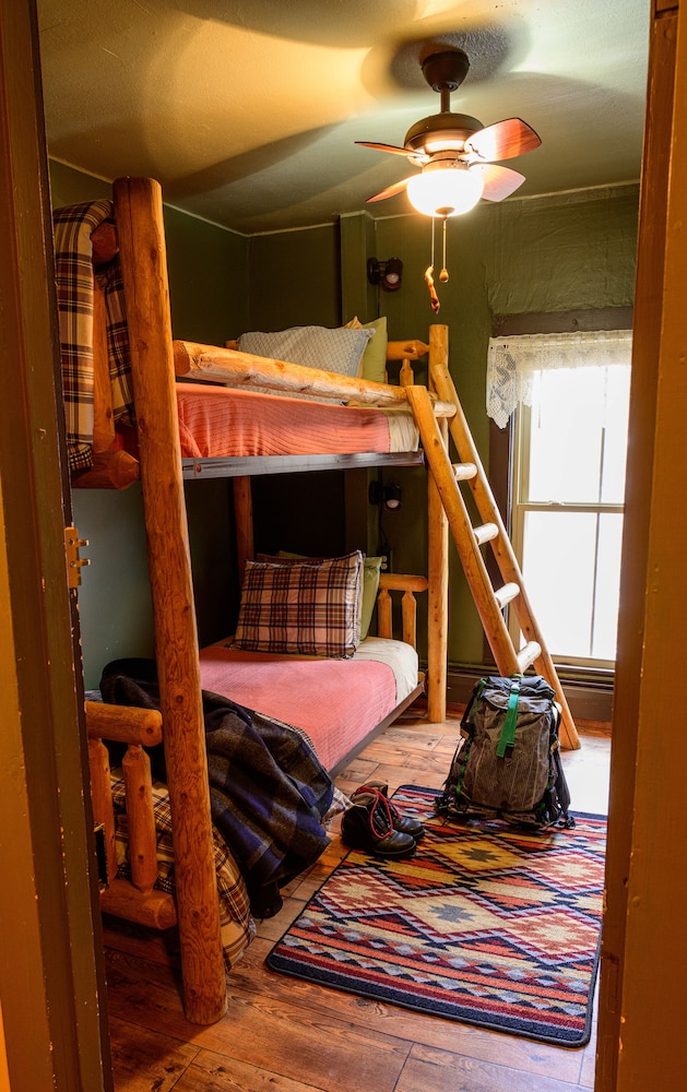 RoosterComb Inn - photo 2