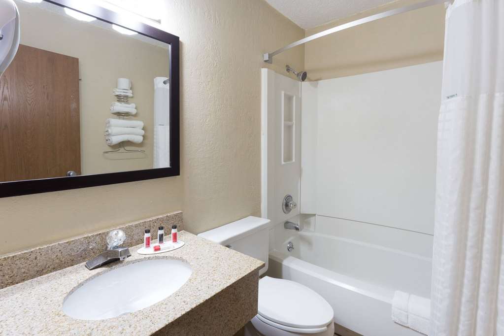 Super 8 by Wyndham Dubuque - photo 12