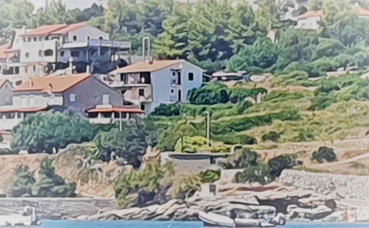 Apartmani Marijan Zavala Istok in Jelsa, Croatia