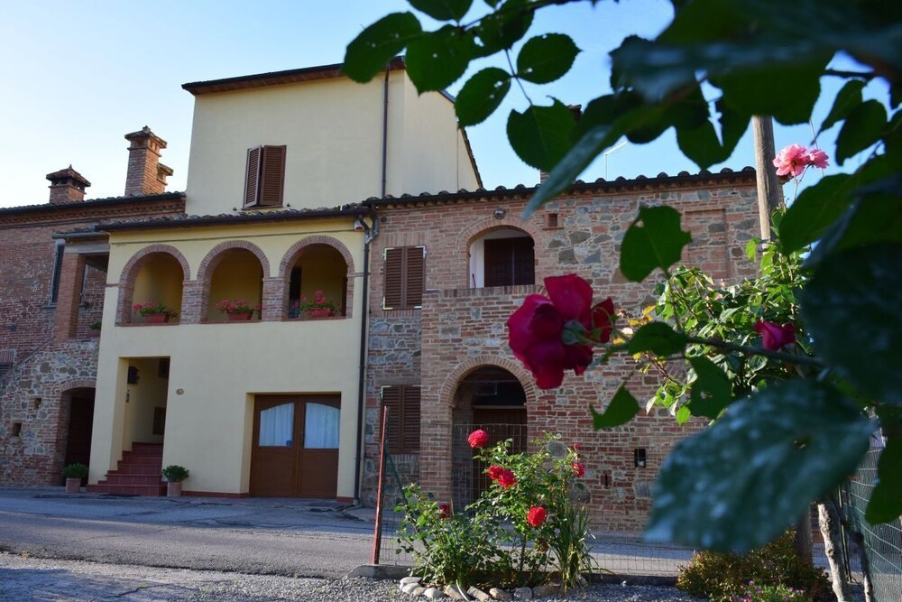 La Piccola Loggia — 4-Star Luxury Hotel in Torrita Di Siena, Italy
