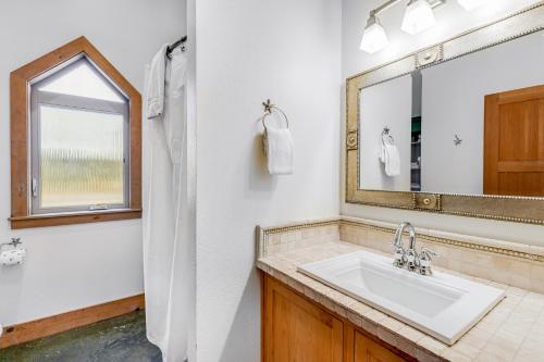 Pacific City Ocean Front Escape — 4-Star Luxury Hotel in Pacific, United States