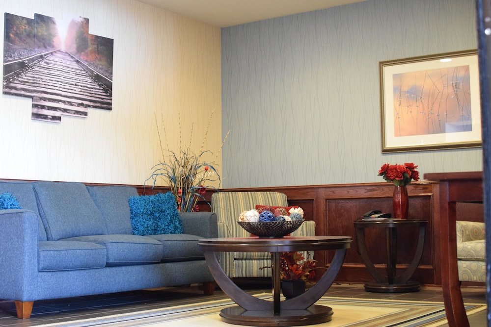 Holiday Inn Express Hotel & Suites Pratt by IHG - featured photo