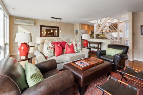 Spring Street Unit 629 2BR Condo w Mountain Views and Door Step Access to Shops & Restaurants — 4-Star Luxury Hotel in Aspen, United States