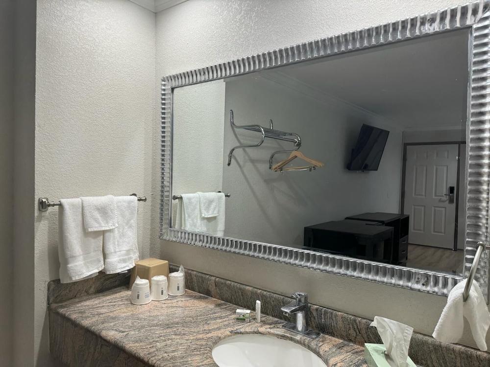 Baymont by Wyndham Bakersfield - photo 12
