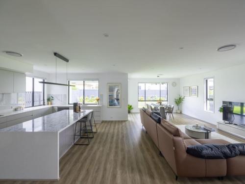 Modern Elegance Spacious 5BR Retreat in Rochedale in Rochedale, Australia