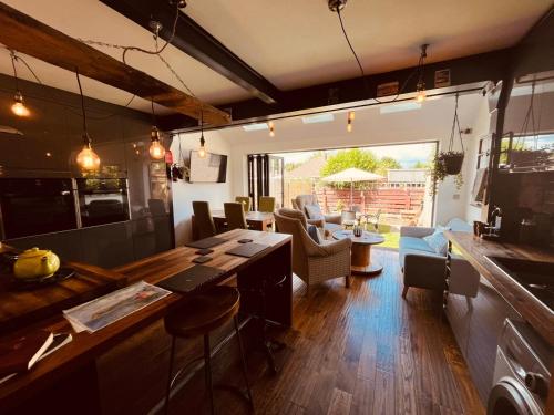 Lovely Semi Beach 2x Pubs 5 min walk Pets welcome Parking Garden in Scalby, United Kingdom