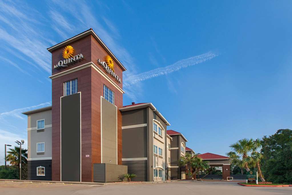 La Quinta Inn & Suites by Wyndham Houston New Caney - photo 2