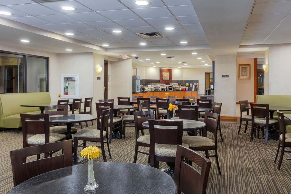 La Quinta Inn & Suites by Wyndham Garden City - photo 11