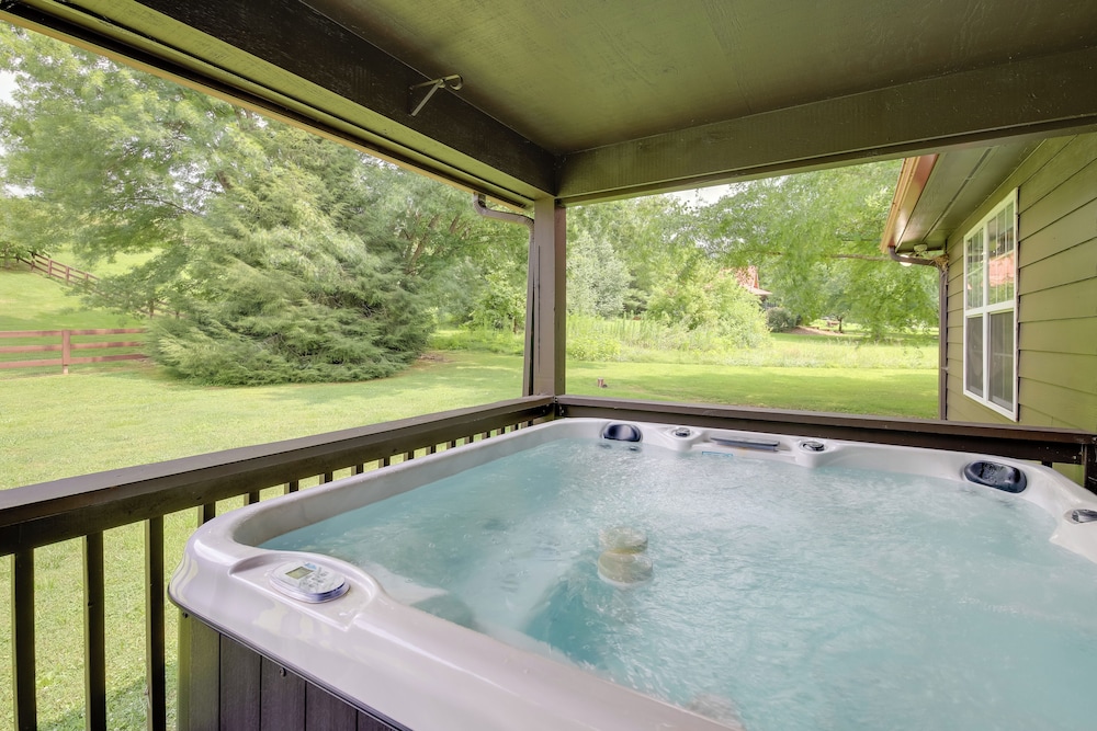 Fire Pit and Hot Tub Family Cabin in Seiverville — 4-Star Luxury Hotel in Sevierville, United States