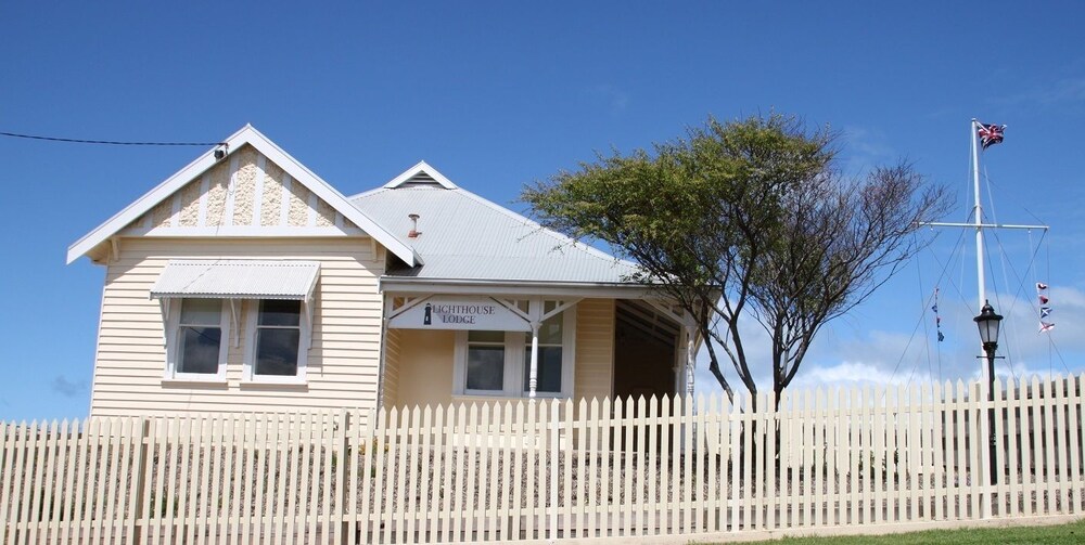 Lighthouse Lodge — 4-Star Luxury Hotel in Warrnambool, Australia