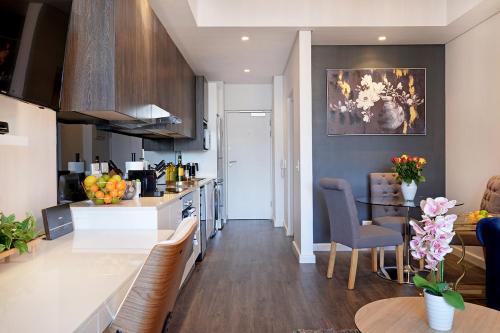 Ruby Designer Apartment with City Mountain Ocean views. — 4-Star Luxury Hotel in Cape Town, South Africa