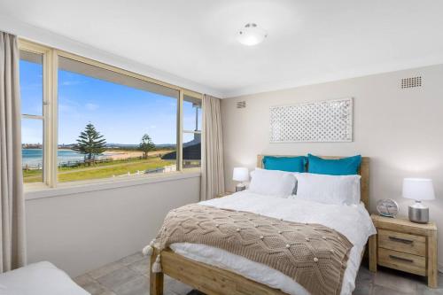 Seaside Escape Stunning Vistas over Towradgi Beach — 4-Star Luxury Hotel in Wollongong, Australia