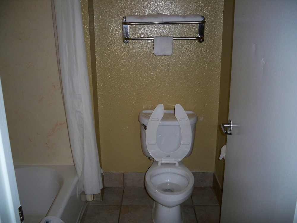 Scottish Inn & Suites - photo 47