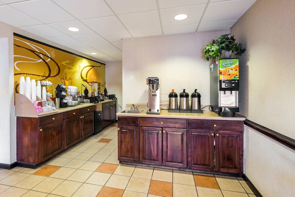 Red Roof Inn Hendersonville - photo 21