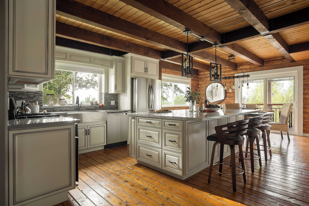Chateau Syrah by AvantStay Picturesque Estate w Pool Hot Tub Table Tennis Pool Table New Pickleball Court Basketball hoop - photo 16