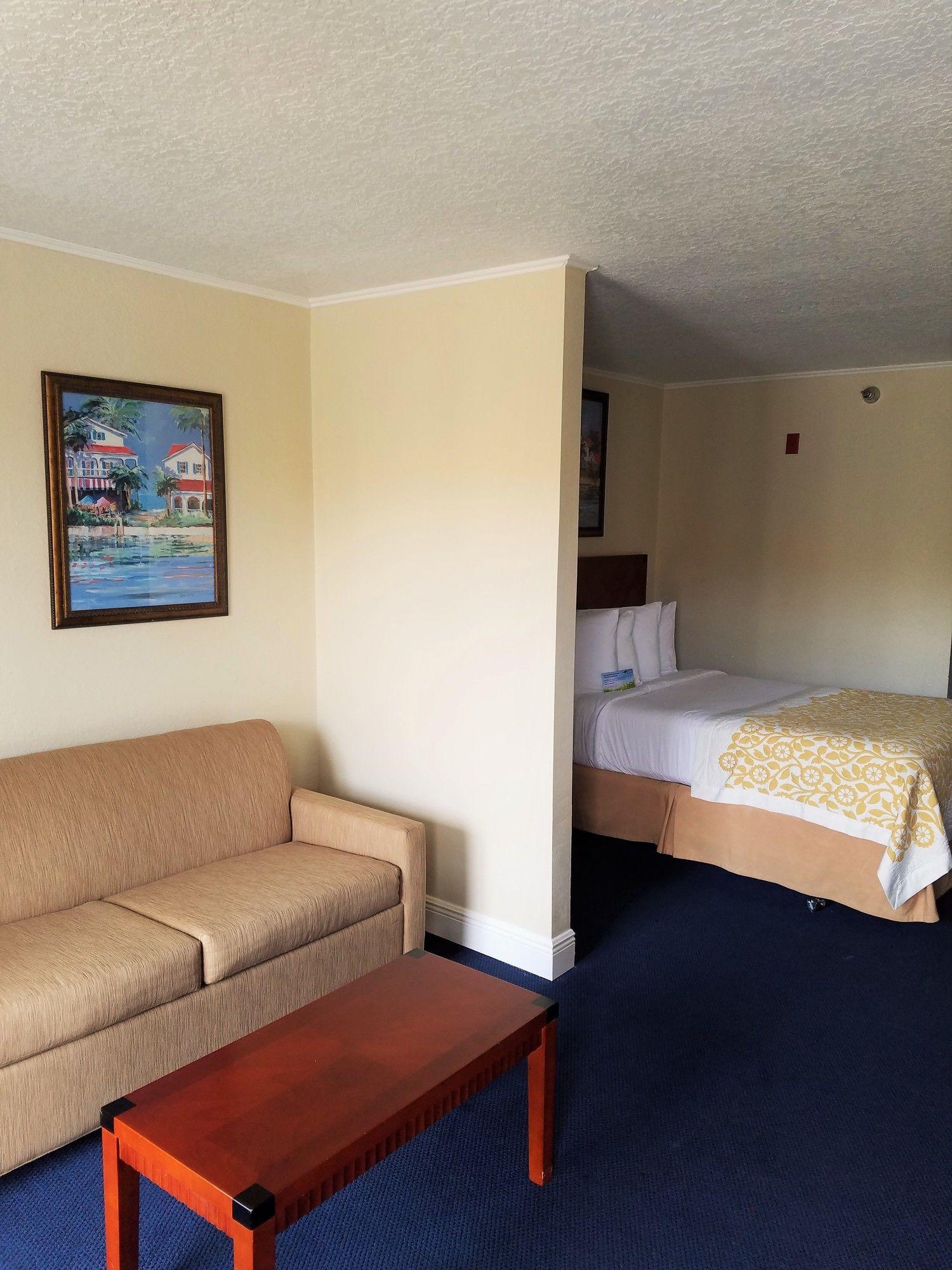 Days Inn and Suites by Wyndham Clermont - photo 8