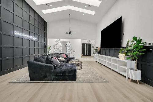 8000sf 7BR Villa Casita Pool Spa Gym & Games